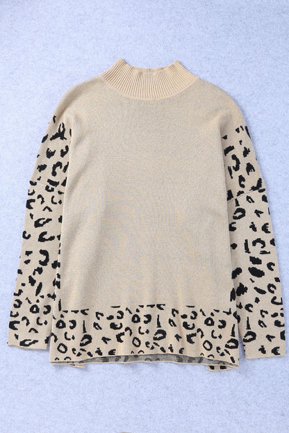 Khakifarbener Oversize-Pullover mit Leopardenmuster und hohem Kragen sowie Seitenschlitz