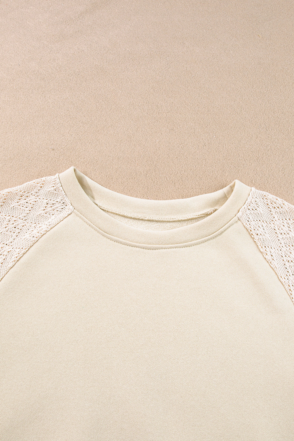Pullover mit Raglanärmeln und Lochmuster im Patchwork-Stil aus Pergament