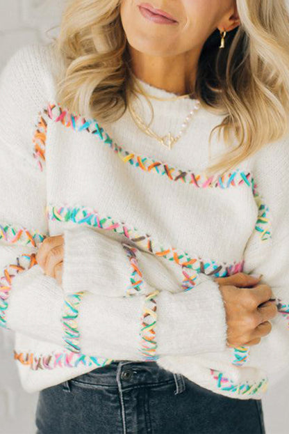 Weißer Pullover mit bunten Kreuzstichen und überschnittenen Schultern