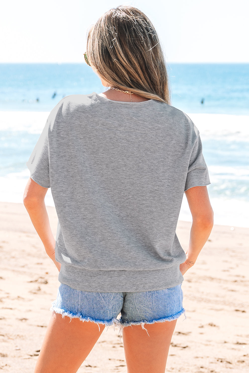 Hellgraues, lockeres T-Shirt mit USA-Schriftzug-Patch und eingekerbtem Ausschnitt