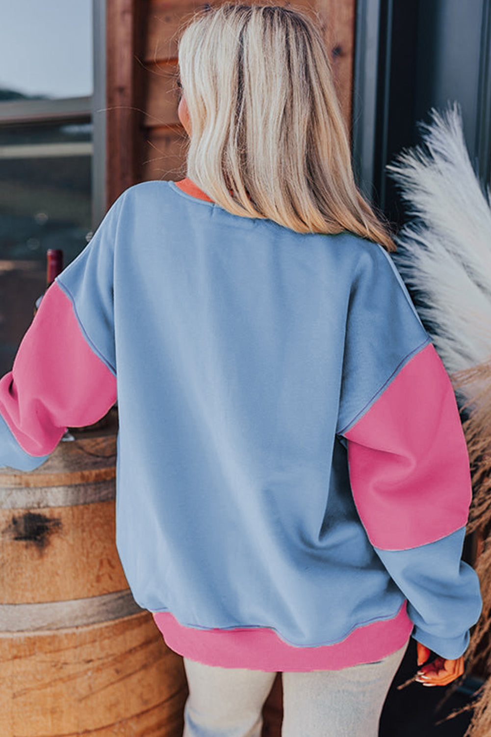 Hellrosa Sweatshirt mit überschnittener Schulter und Patchwork-Farbblock