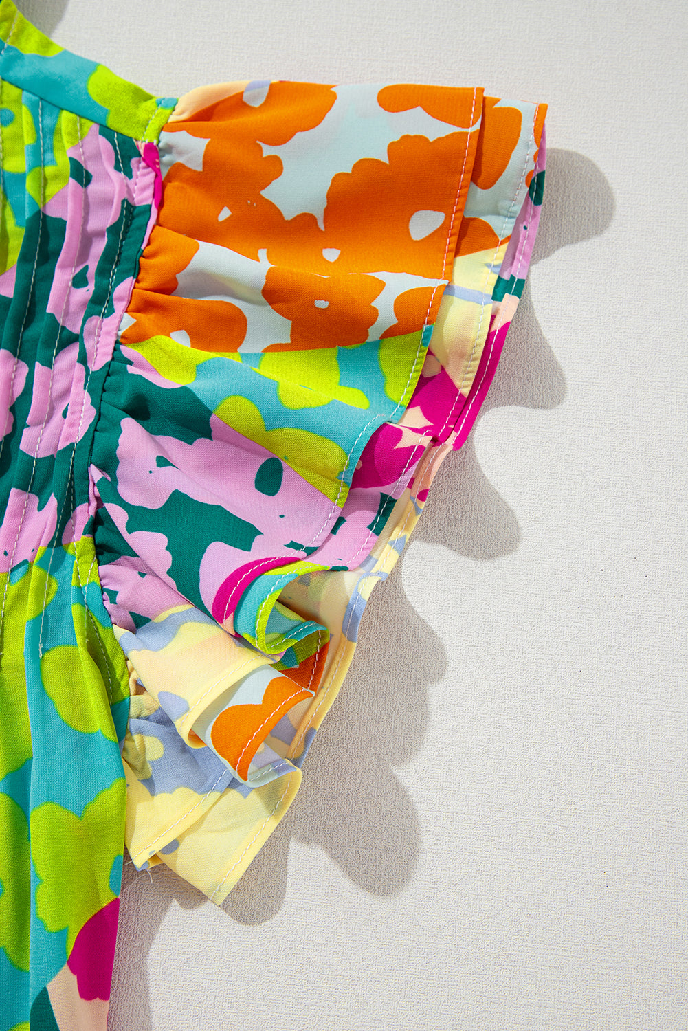 Mehrfarbige Bluse mit abstraktem Print und plissierten Flügelärmeln
