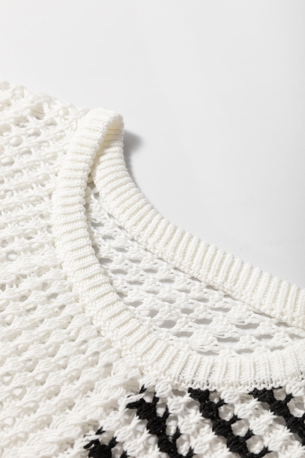Weißer gestreifter Pullover mit durchbrochenem Strickmuster und Puffärmeln