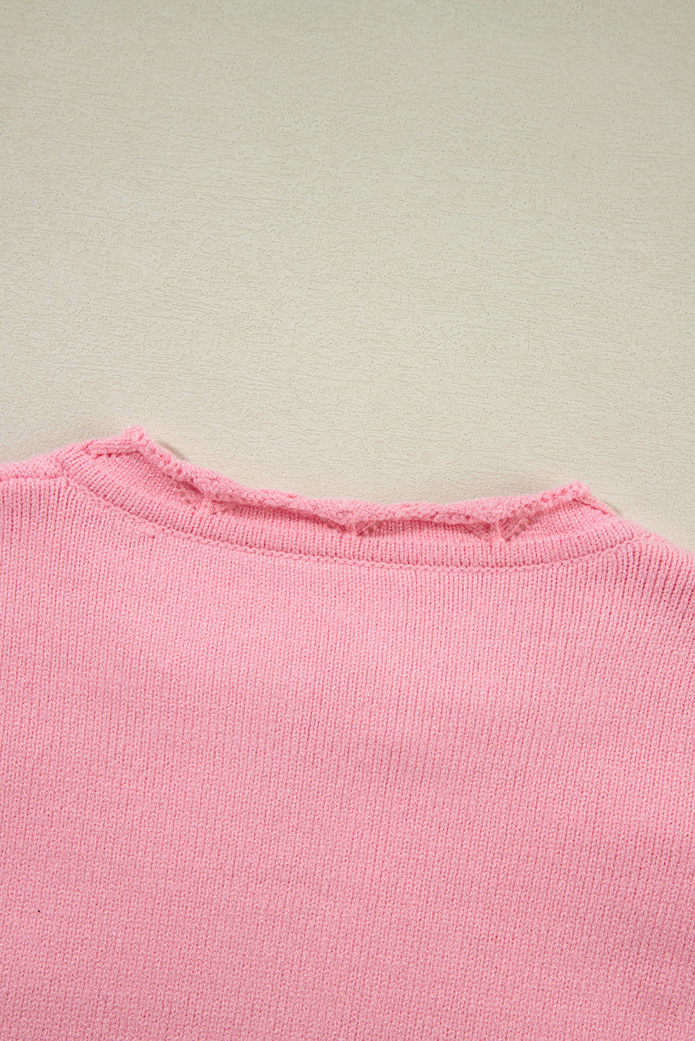 Gestrickter Pullover mit gekerbtem Kragen und Pfirsichblüten-Detail