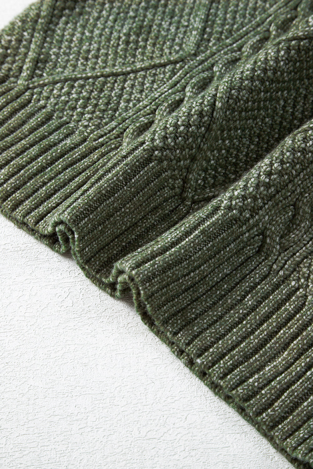 Locker sitzendes Pulloverkleid mit Zopfmuster und überschnittener Schulter in Nebelgrün