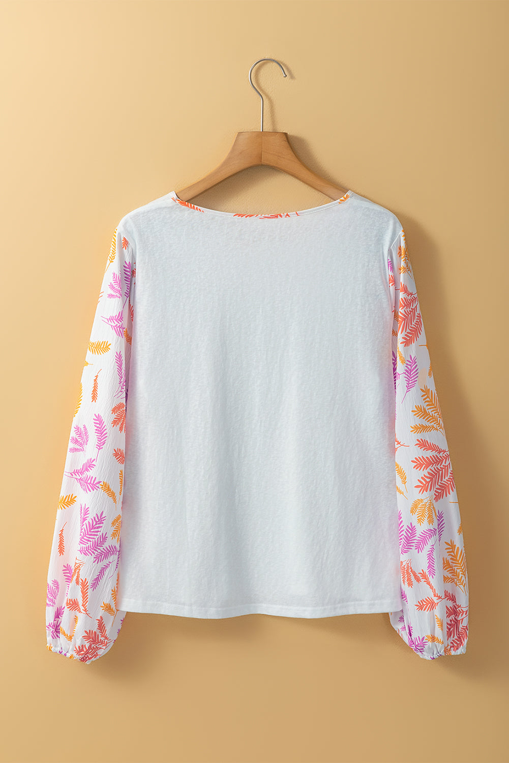 Weißes Top mit Rundhalsausschnitt und Patchwork-Ärmeln im Tropenblatt-Print