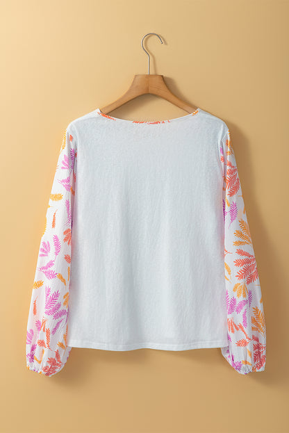 Weißes Top mit Rundhalsausschnitt und Patchwork-Ärmeln im Tropenblatt-Print