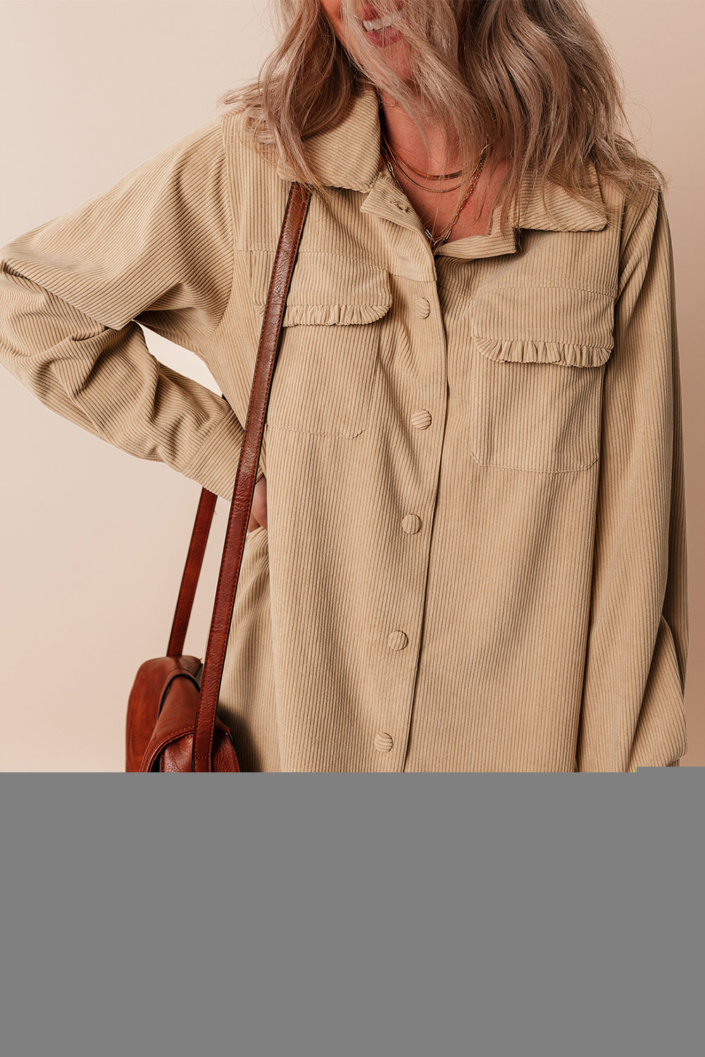 Helles französisches Beige, einfarbige Cord-Shacket mit Rüschen, Klapptasche und Knopfleiste