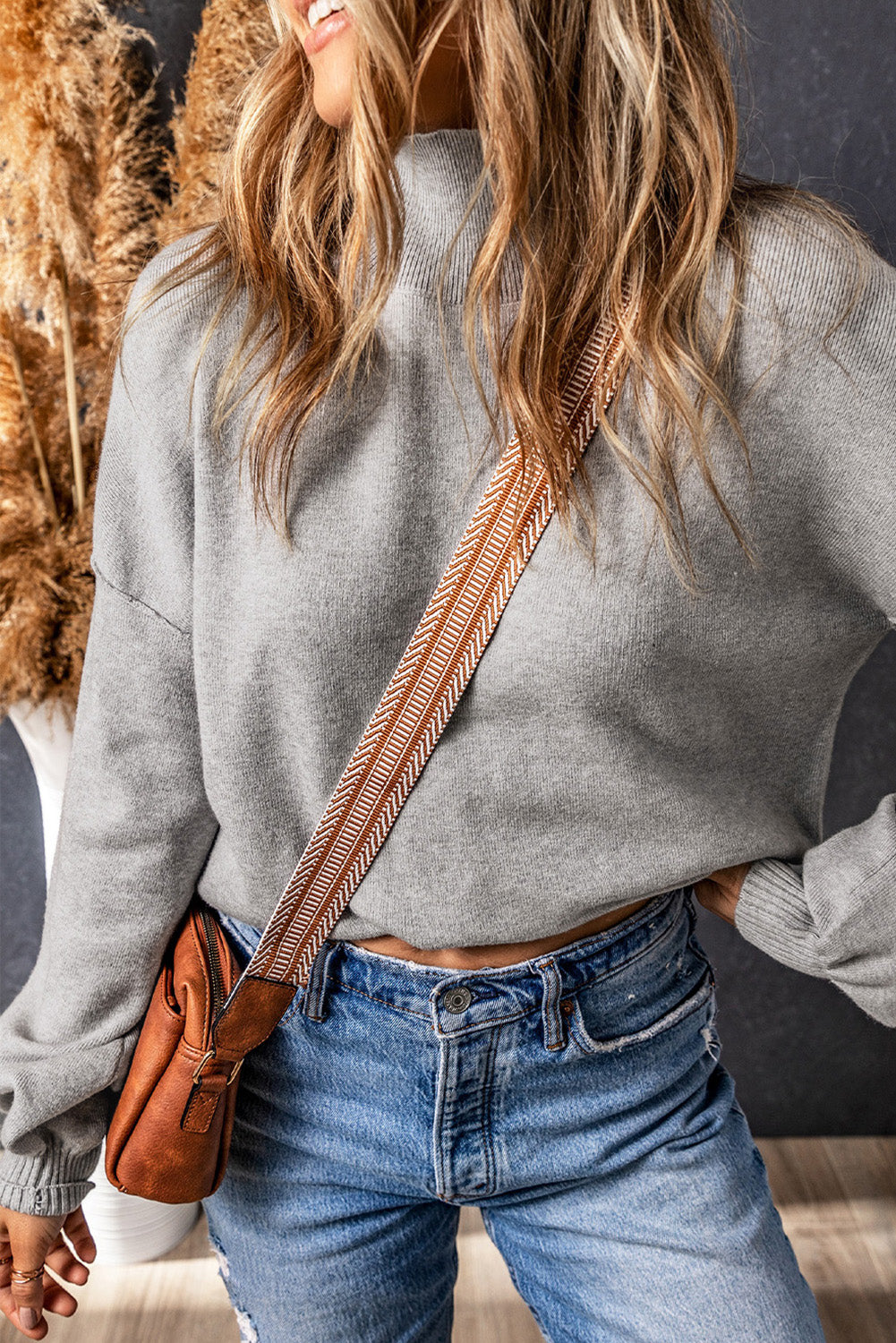 Grauer Rollkragenpullover mit tief angesetzten Schultern und Puffärmeln