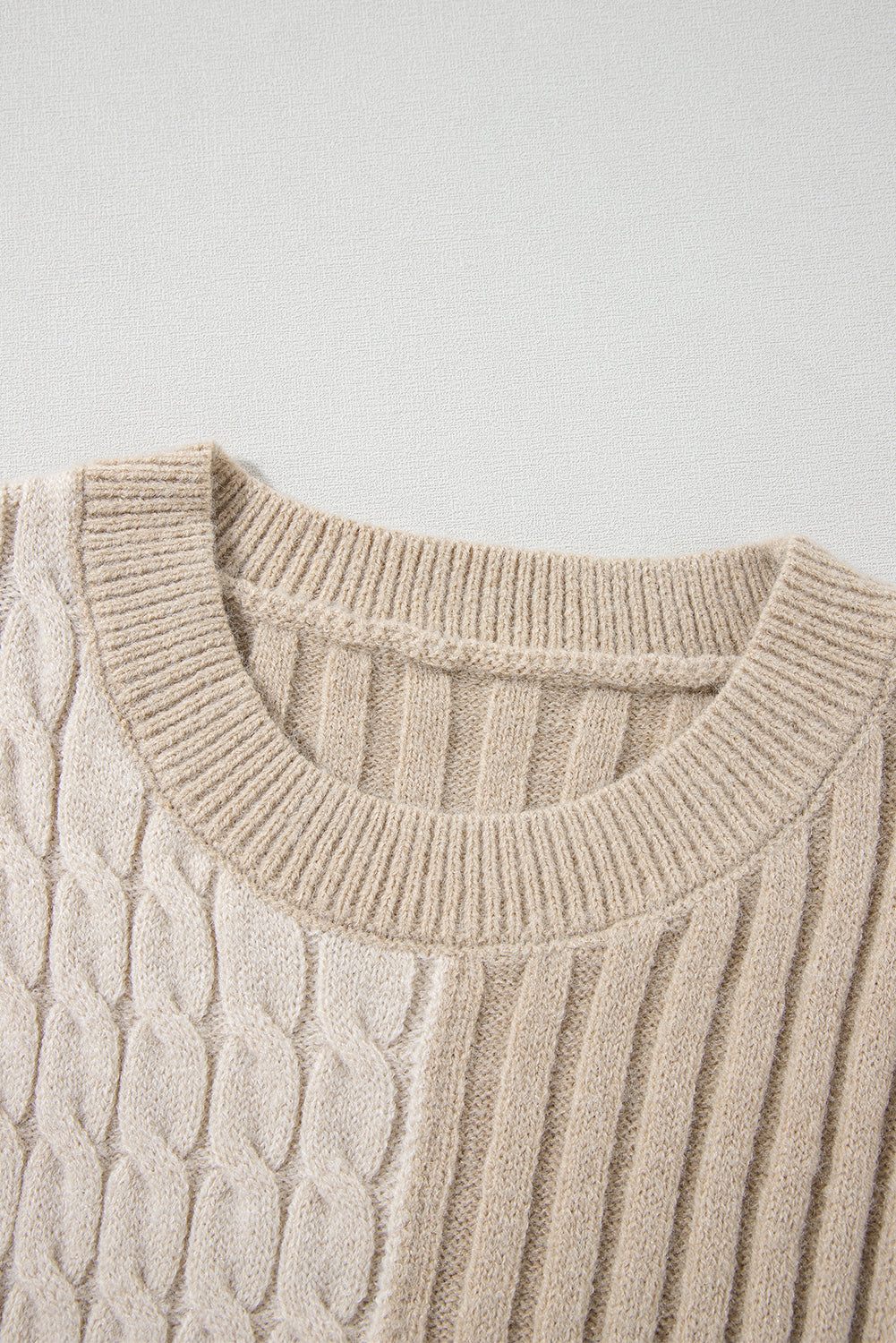Khakifarbener Pullover mit Zopfmuster und Colorblock-Muster, Rundhalsausschnitt und überschnittener Schulter