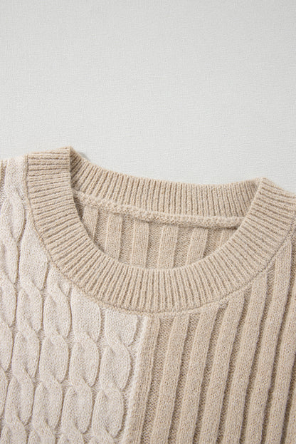 Khakifarbener Pullover mit Zopfmuster und Colorblock-Muster, Rundhalsausschnitt und überschnittener Schulter