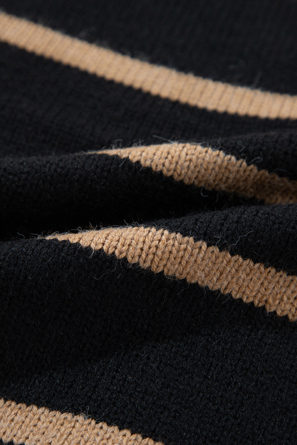 Schwarz gestreifte, lockere Strickjacke mit V-Ausschnitt und überschnittenen Schultern