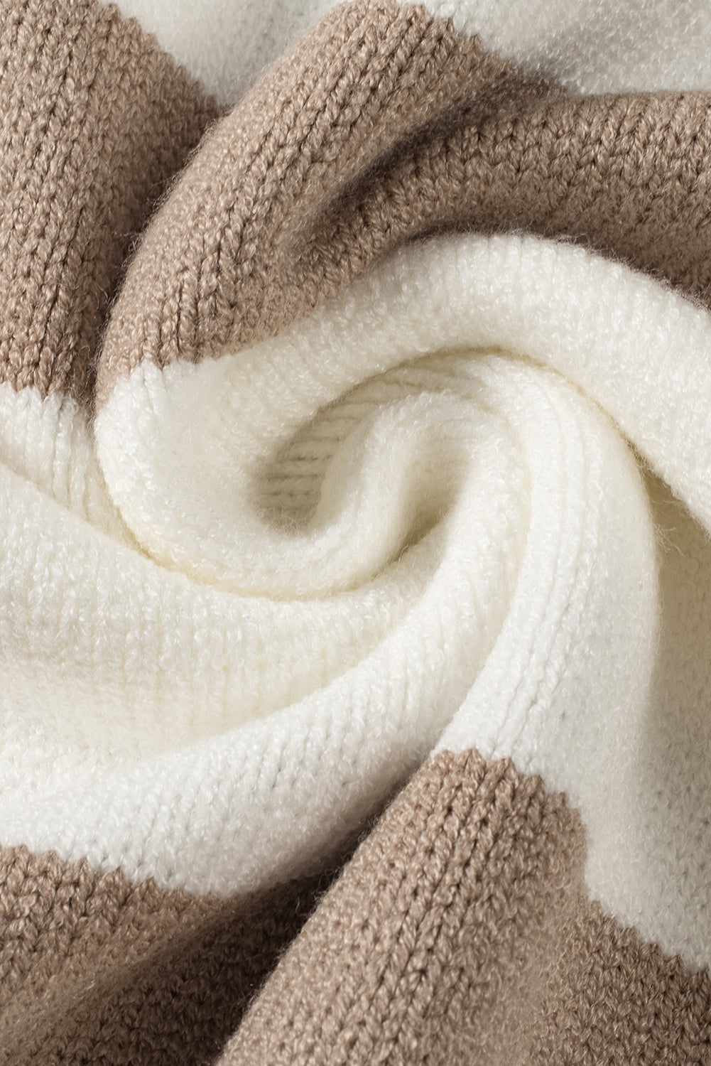 Khakifarbenes, gestreiftes, leicht gestricktes Oberteil mit kurzen Ärmeln
