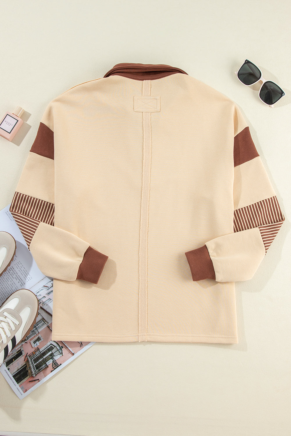 Helles French Beige gestreiftes Sweatshirt mit Colorblock-Patchwork-Kragen