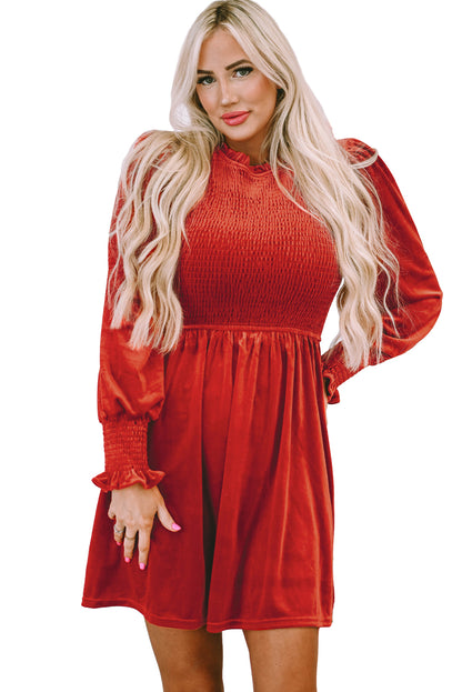 Red Clay – Samtkleid mit gesmoktem Oberteil und Rüschenkragen