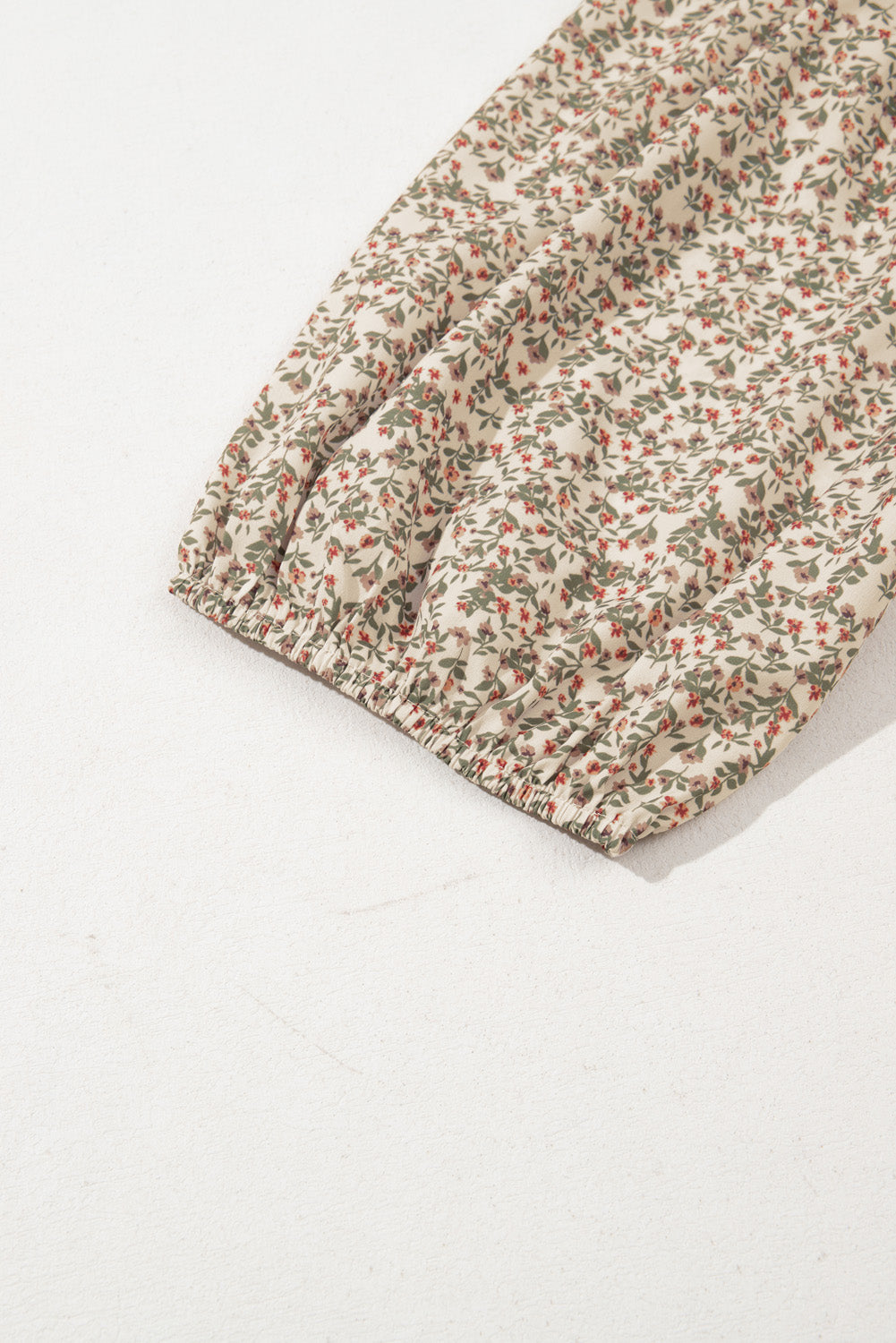 Gesmoktes Top mit Blumenmuster und Puffärmeln