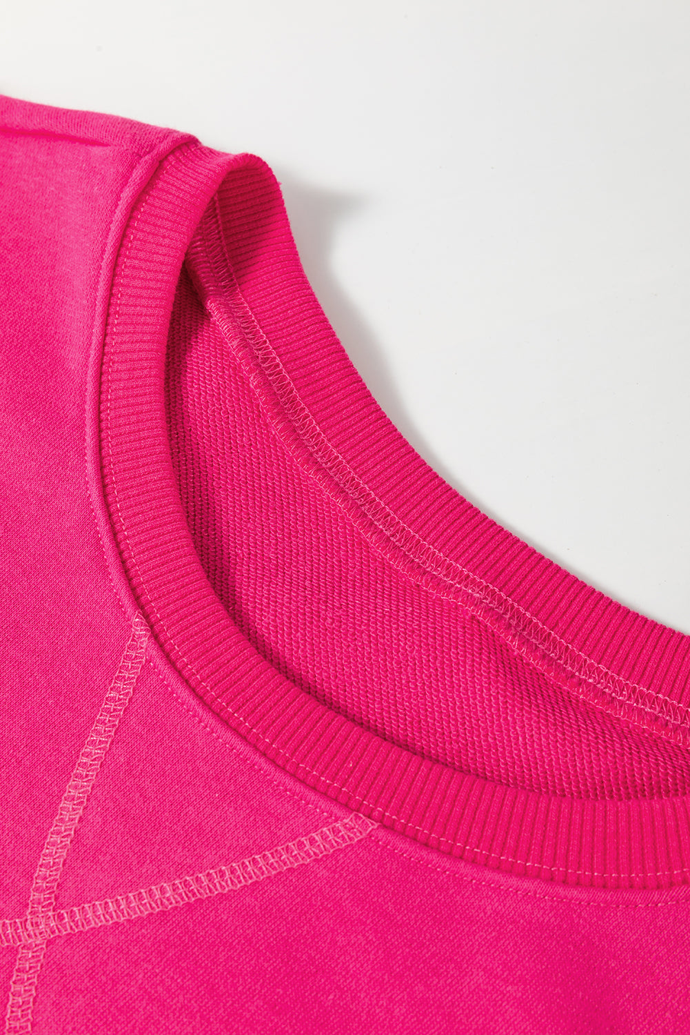 Rosarotes, lockeres Sweatshirt mit überschnittenen Schultern, überkreuzten Nähten und Taschen