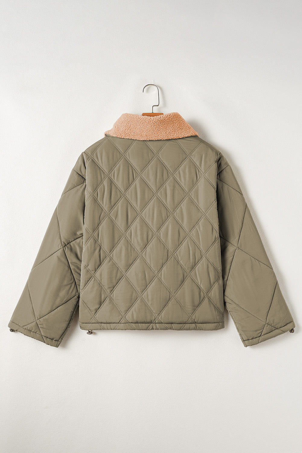 Jungle Green – Gesteppte Pufferjacke mit Teddykragen und Pattentaschen