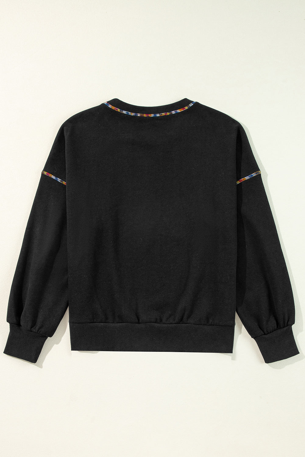 Schwarzes Pullover-Sweatshirt mit überschnittener Schulter und kontrastierendem Regenbogenbesatz