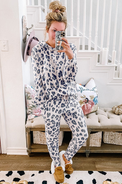Khakifarbenes Pyjama-Set mit Kapuzenpullover mit Kordelzug und enger Hose mit Leopardenmuster