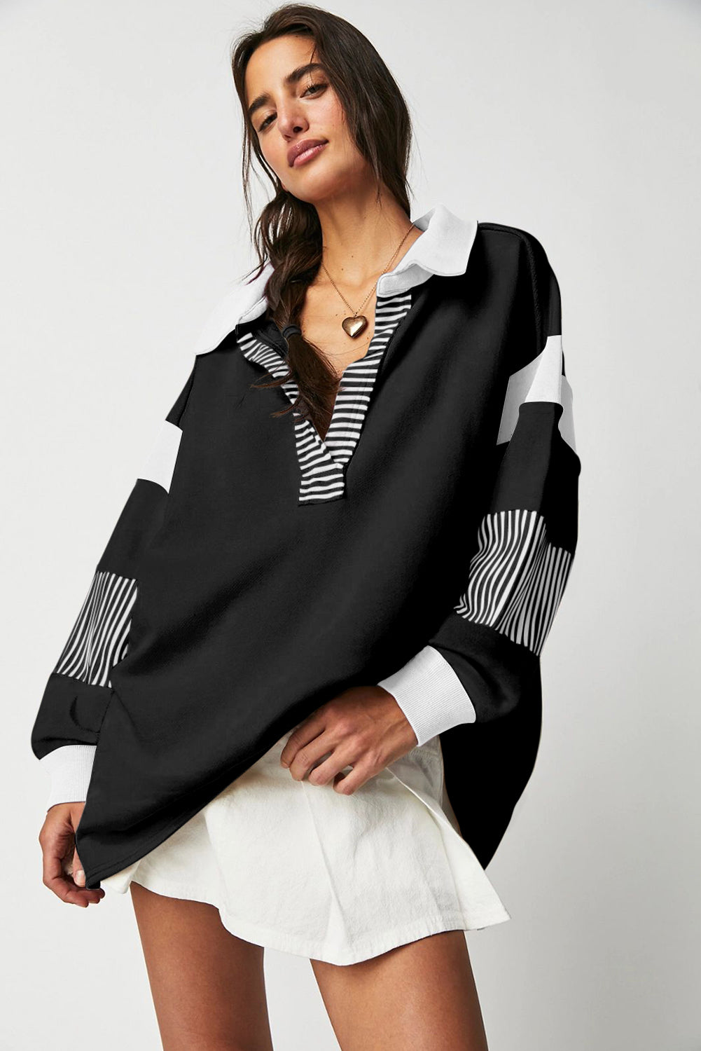 Schwarzes Sweatshirt mit gestreiftem Colorblock-Patchwork-Kragen