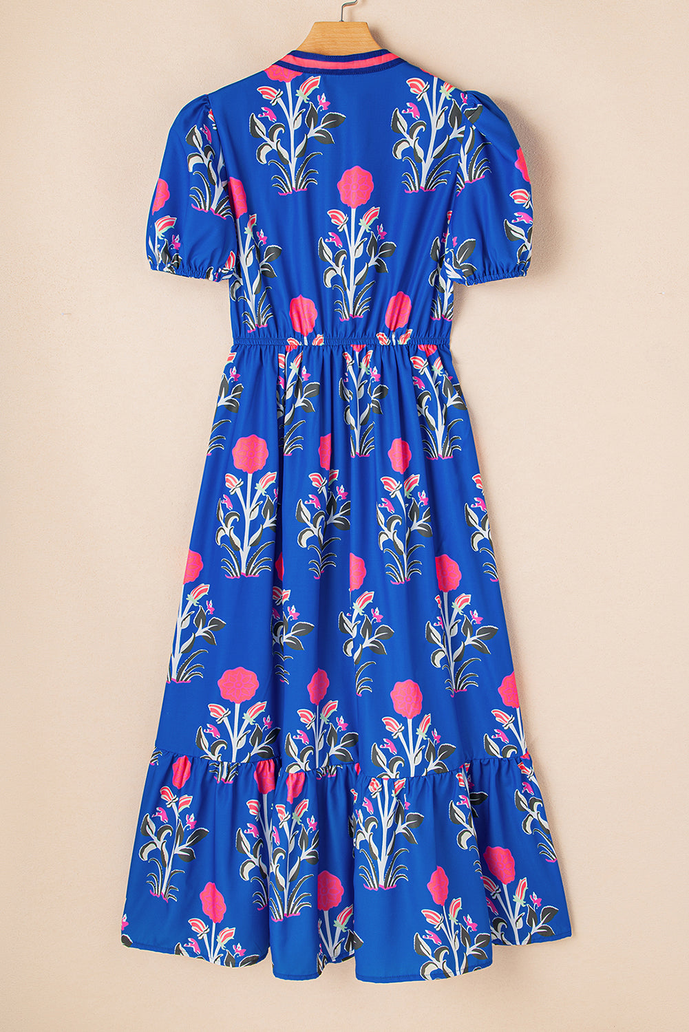 Himmelblaues Maxikleid mit Blumenmuster, kurzen Ärmeln, V-Ausschnitt und hoher Taille