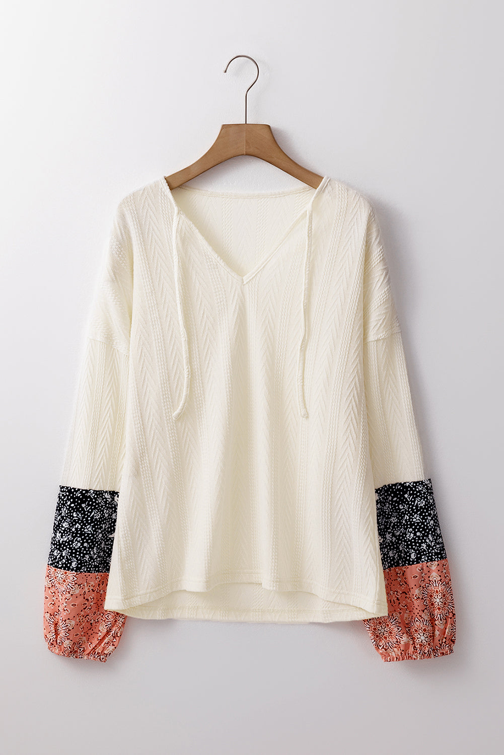 Beige Bluse mit V-Ausschnitt und Blumen-Patchwork-Struktur