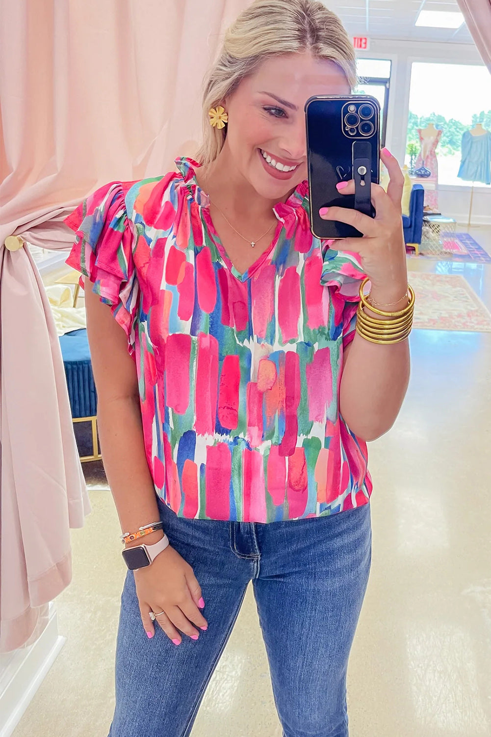 Bluse mit V-Ausschnitt und abstraktem Pinseldruck und Rüschenärmeln