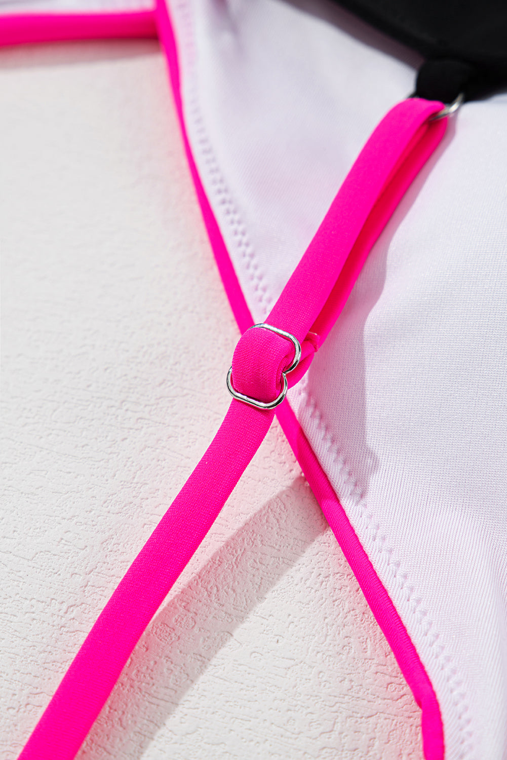 Rosaroter Crossover-Badeanzug mit Farbblockdesign und Cut-Outs