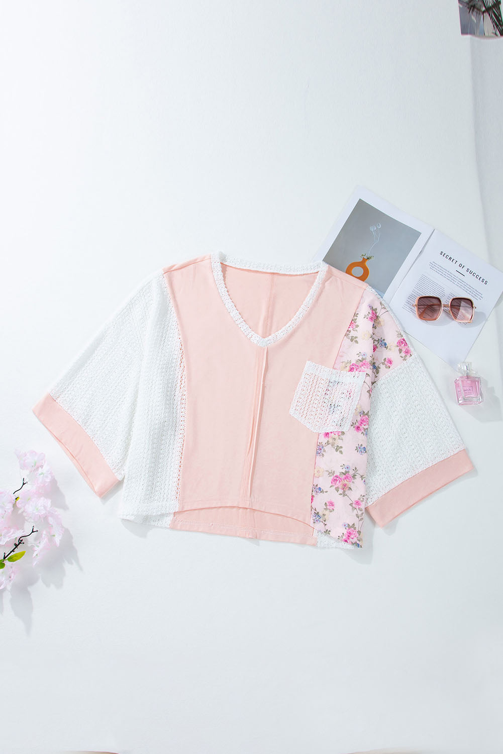 Zarte Bluse mit floraler Spitze und Häkel-Patchwork-Fledermausärmeln
