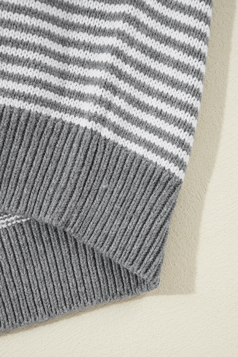 Grau gestreifter Pullover mit geometrisch strukturierter, überschnittener Schulter