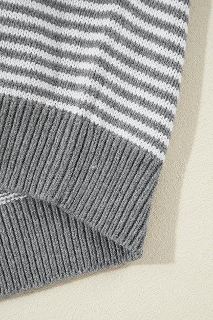 Grau gestreifter Pullover mit geometrisch strukturierter, überschnittener Schulter
