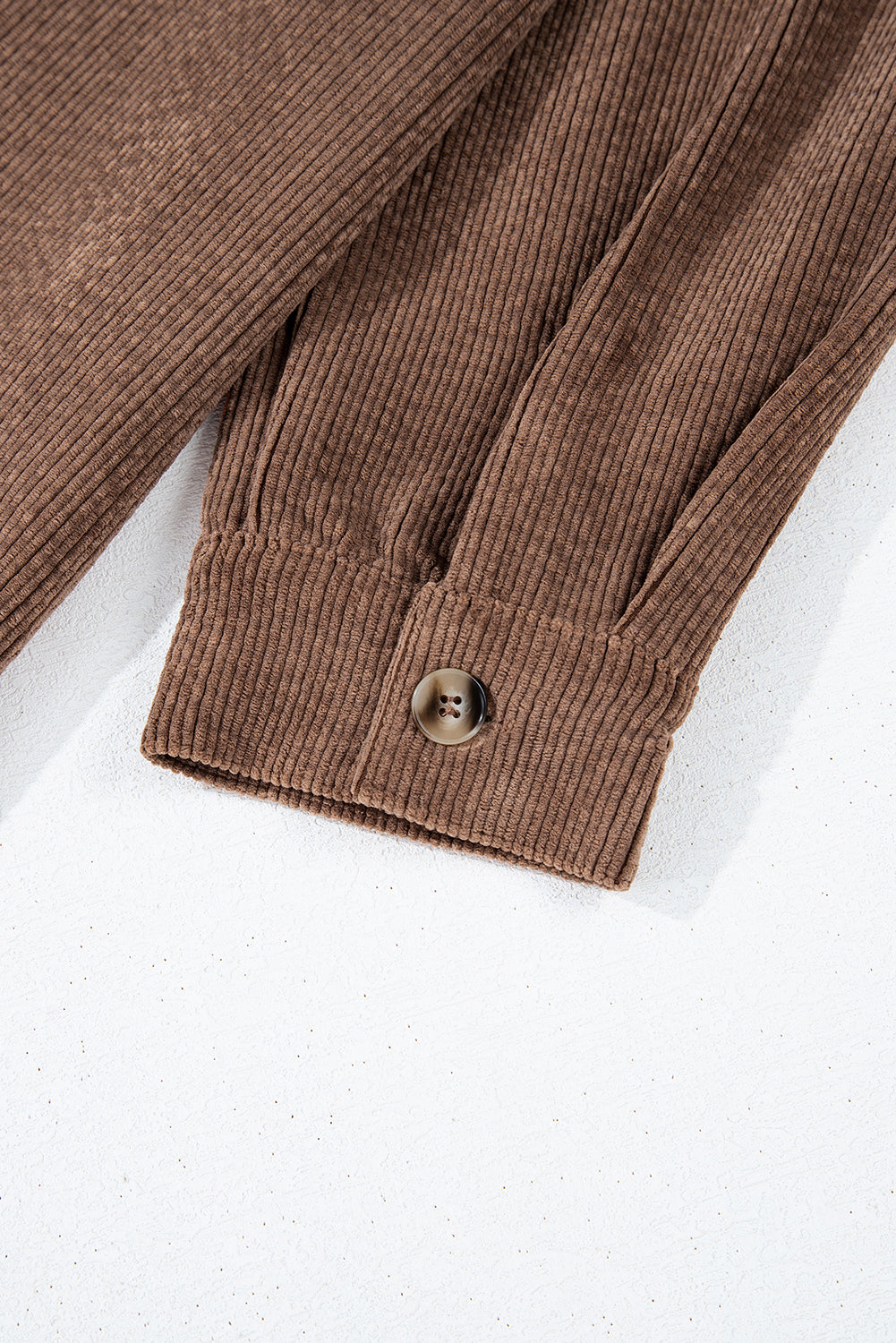 Kastanienbraune Cord-Shacket mit Pattentasche und Knopfleiste