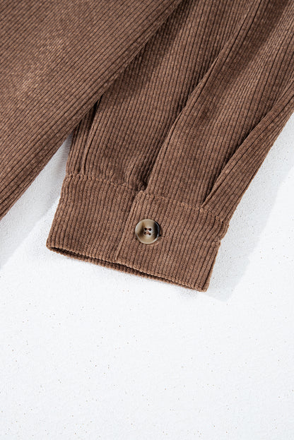 Kastanienbraune Cord-Shacket mit Pattentasche und Knopfleiste