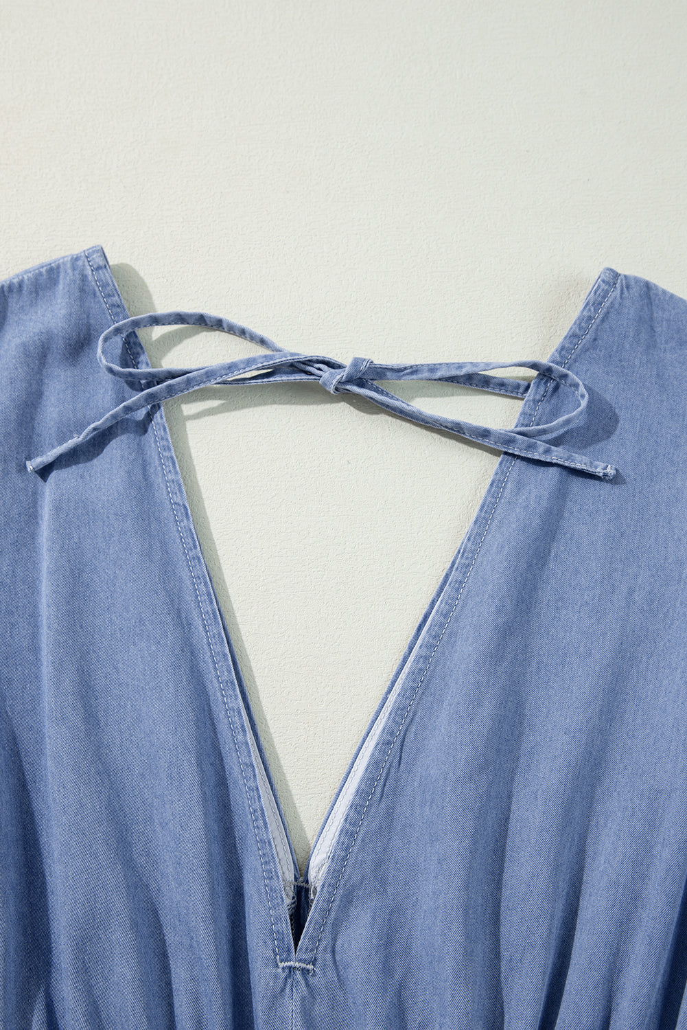 Myosotis Chambray Maxikleid mit tiefem V-Ausschnitt und Armbandärmeln