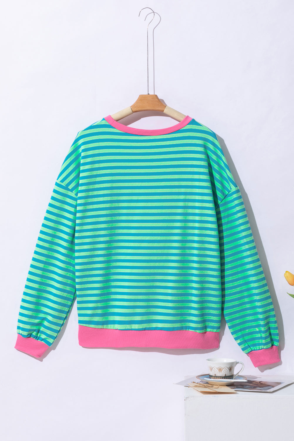 Übergroßes Pullover-Sweatshirt mit himmelblauen Streifen und Kontrastbesatz