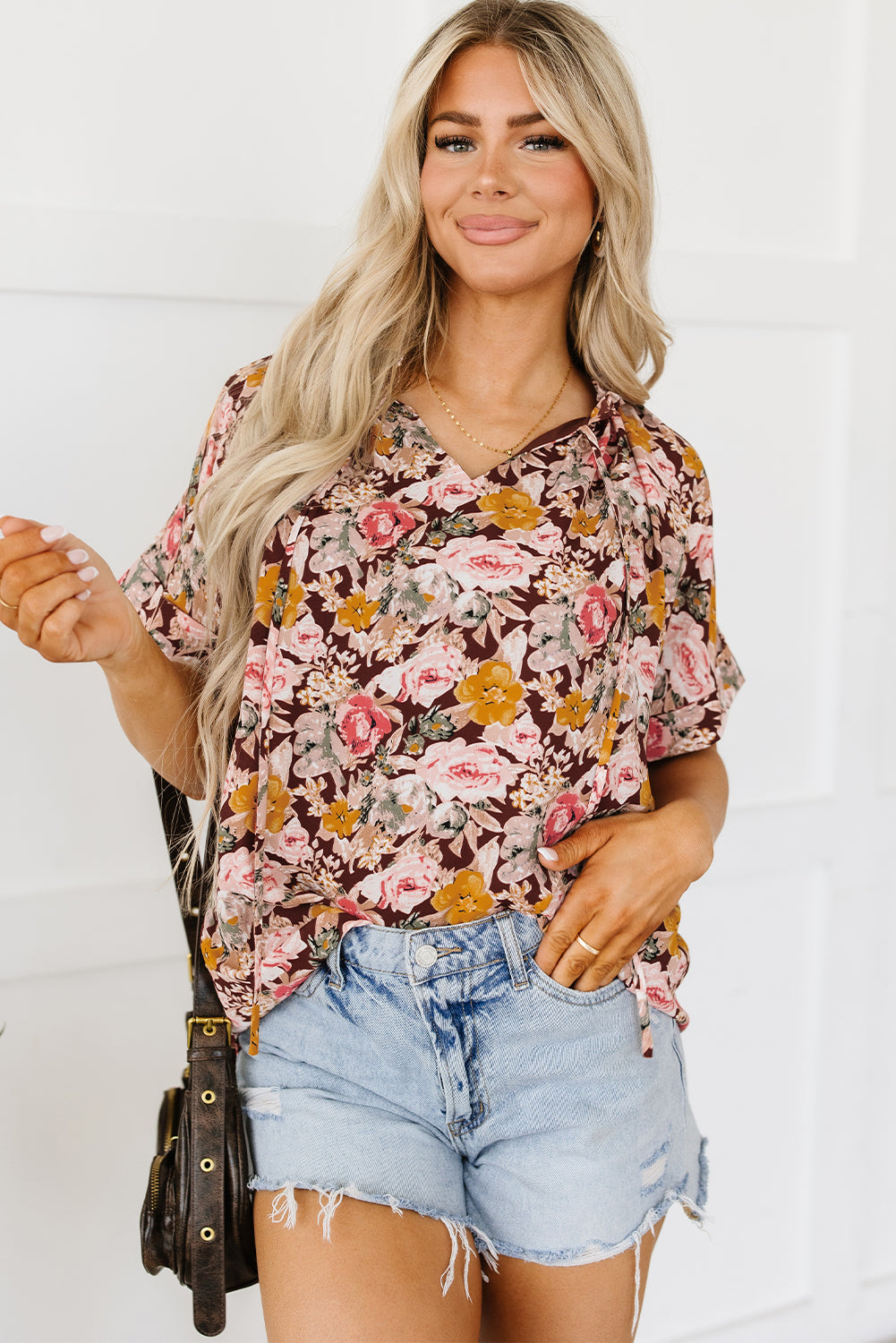 Rosa Bluse mit Blumenmuster und Ballonsaum und Schlitz am Ausschnitt