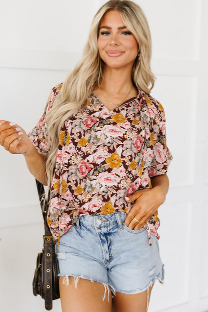 Rosa Bluse mit Blumenmuster und Ballonsaum und Schlitz am Ausschnitt