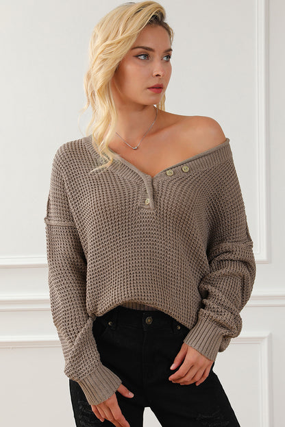 Khakifarbener Pointelle-Strickpullover mit Knöpfen und V-Ausschnitt und überschnittener Schulter
