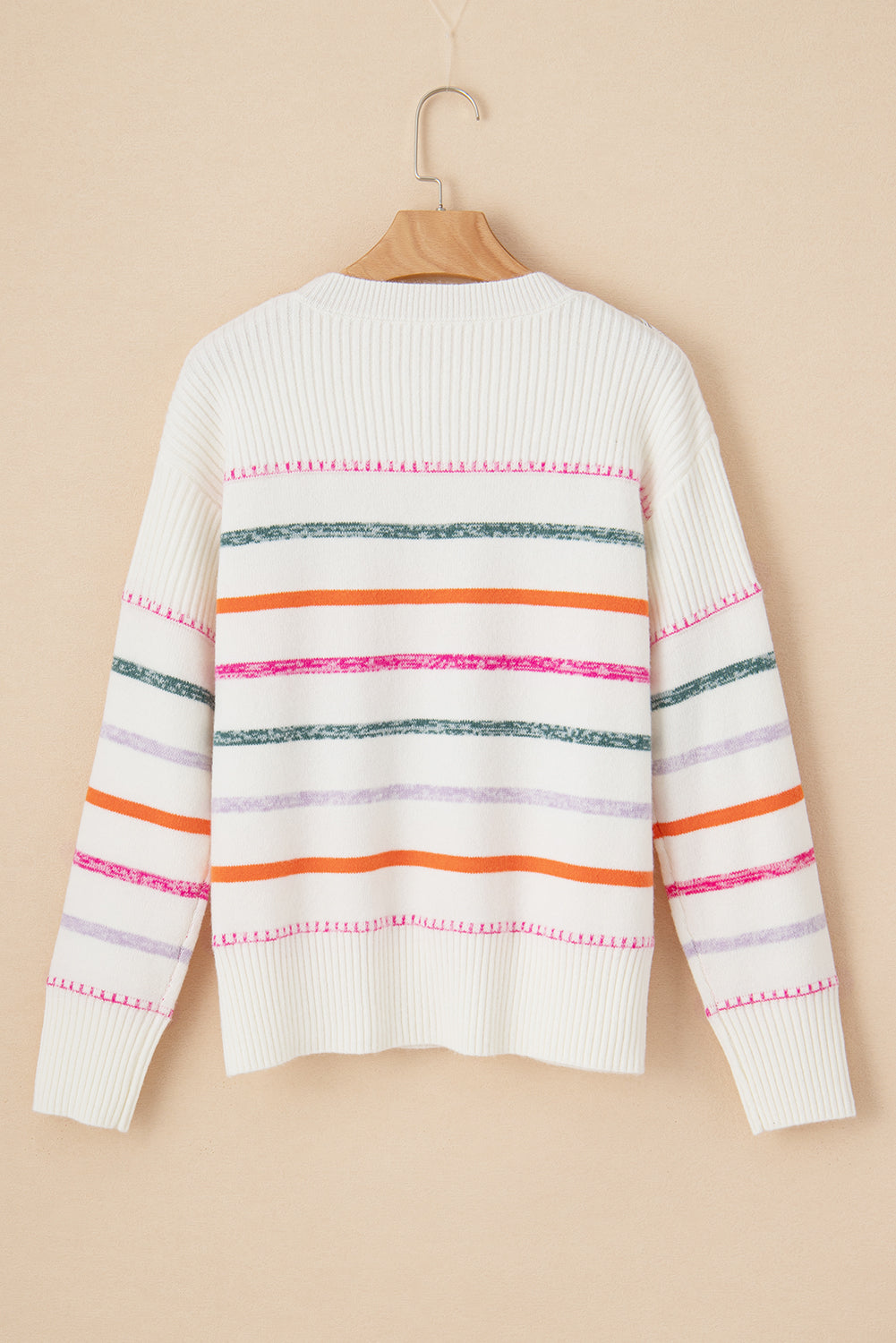 Weißer Pullover mit bunten Streifen und Rippenbesatz