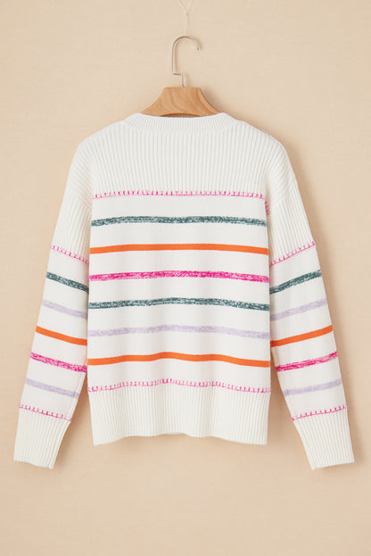 Weißer Pullover mit bunten Streifen und Rippenbesatz