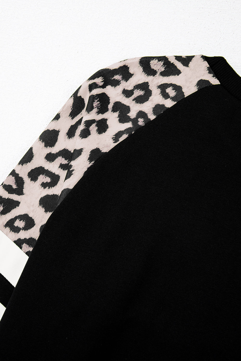 Schwarzes Sweatshirt mit Raglanärmeln und Farbblockdesign mit Leopardenmuster