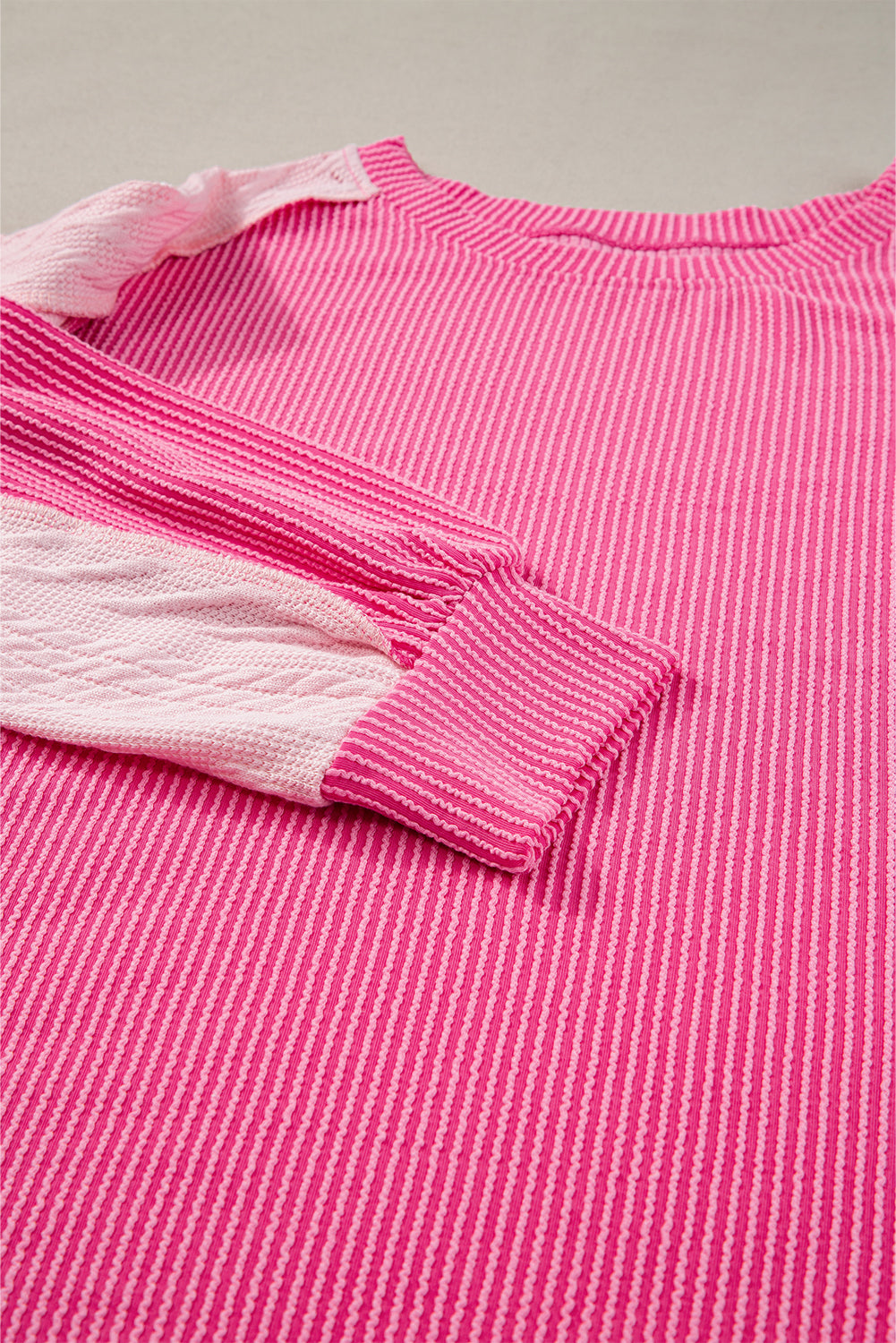 Bonbon – Sweatshirt mit Zopfmuster und sichtbaren Nähten in Colorblock-Optik