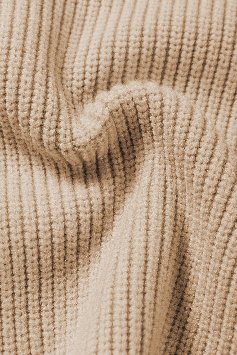 Aprikosenfarbener Pullover mit Brusttasche, V-Ausschnitt, gerippten Flügelärmeln