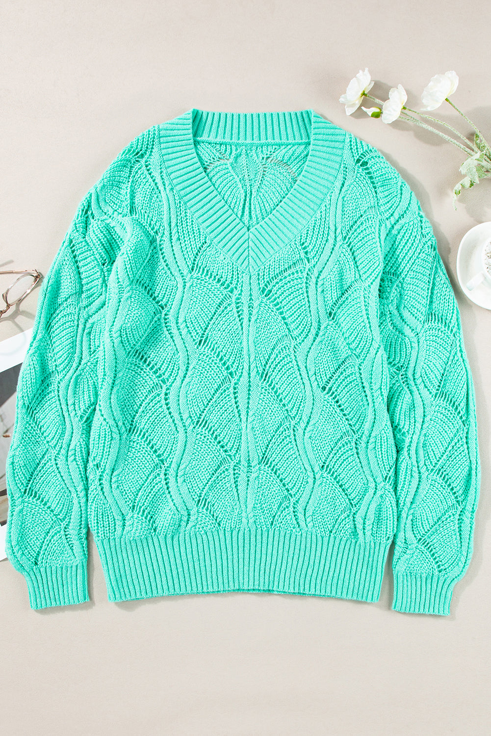 Mintgrüner Strickpullover mit V-Ausschnitt und überschnittenen Schultern
