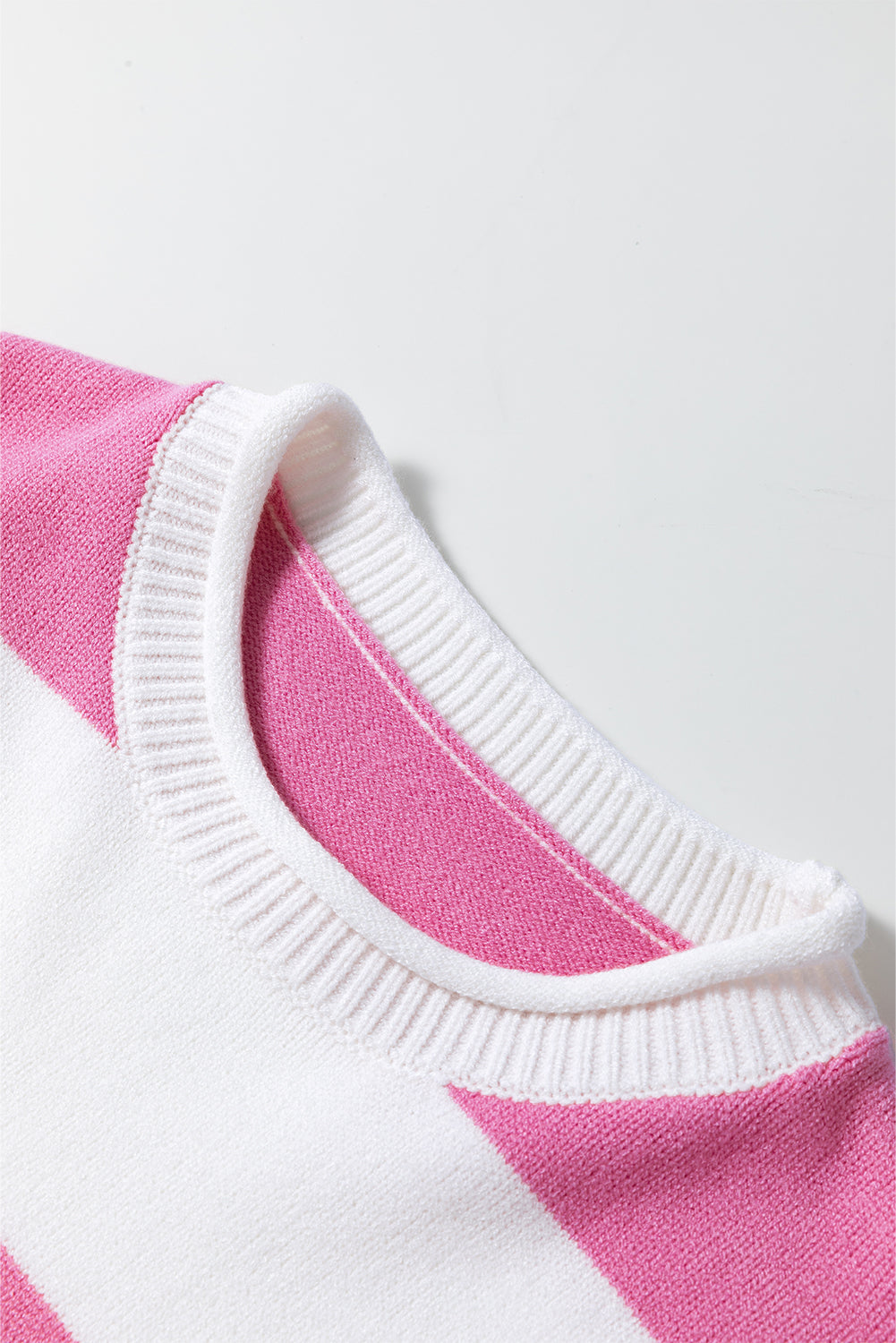 Leichtes Strickoberteil mit kurzen Ärmeln und rosa Streifen