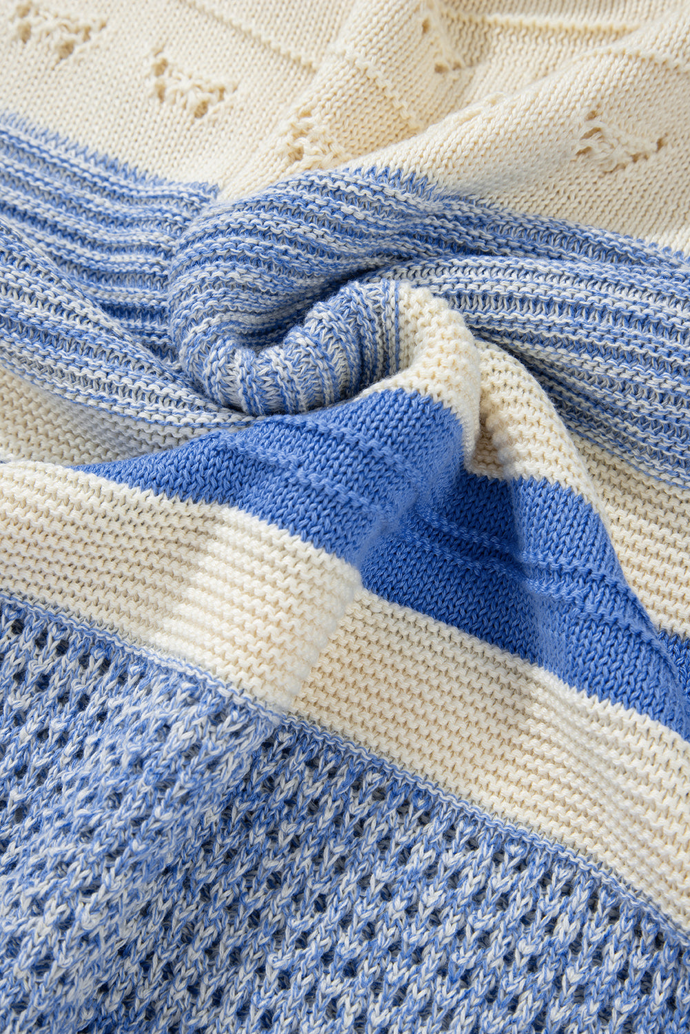 Hellblauer Pullover mit offenen Maschen und Puffärmeln