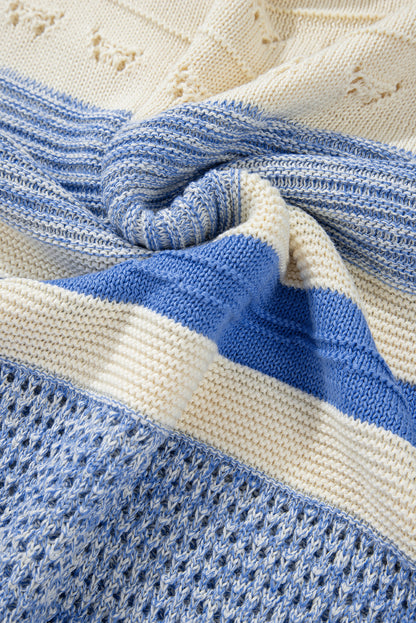 Hellblauer Pullover mit offenen Maschen und Puffärmeln