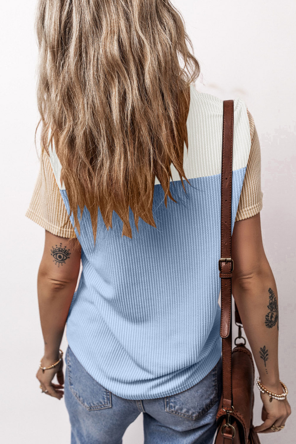 Hellblaues T-Shirt mit gerippter Struktur und Colorblock-Muster