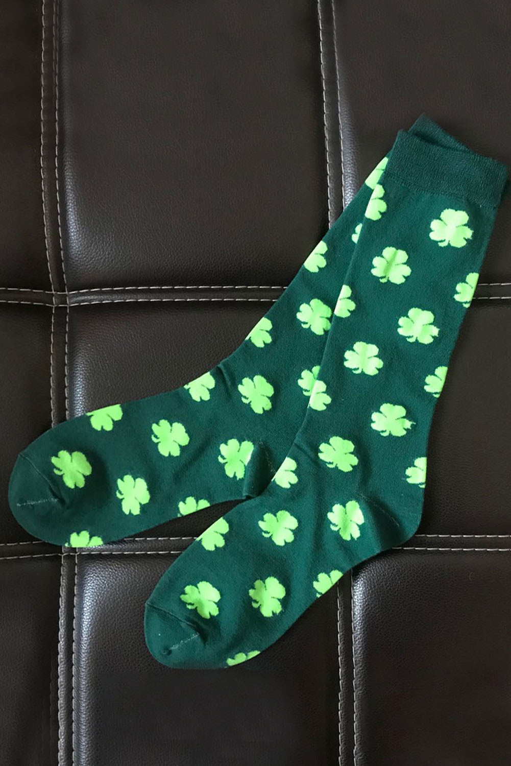 Dunkelgrüne Schlauchsocken mit St. Patricks Kleeblatt-Print